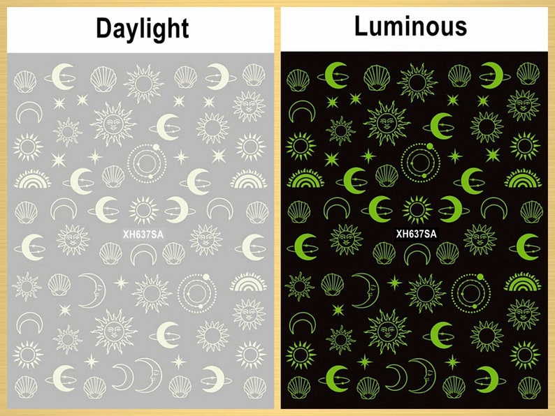 Pu&ograve; includere: Due fogli di adesivi per unghie con un tema celeste. Il foglio a sinistra mostra lune, stelle, soli e conchiglie bianche su uno sfondo grigio chiaro. Il foglio a destra mostra lo stesso design in verde su uno sfondo nero. Il testo "XH637SA" &egrave; stampato su entrambi i fogli.