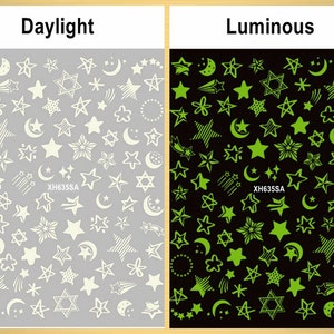 Pu&ograve; includere: Due fogli di adesivi per unghie che brillano al buio con una variet&agrave; di forme di stelle, lune crescenti e altre. Il foglio a sinistra mostra gli adesivi alla luce del giorno, mentre il foglio a destra mostra gli adesivi che brillano al buio. Gli adesivi sono etichettati "XH635SA".