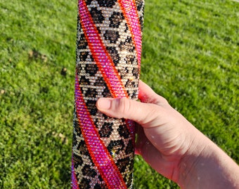 Vaso con remolino de diamantes de imitación en color leopardo y rosa fuerte/naranja