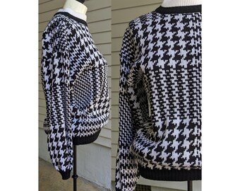 80s 90s Vintage Sweater - Acrylic Pullover by Memphis Jones - Black and White Houndstooth Mock Neck Sweater - Size Small