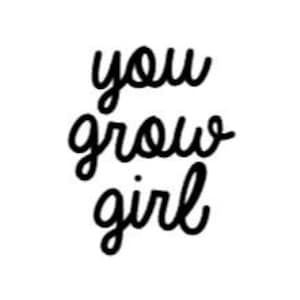 以下が含まれることがあります： 「you grow girl」というテキストが手書き風で書かれた白黒のタイポグラフィーデザインです。