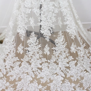 3D-kantstof met bloemenkralen: materiaal ivoorkleurige trouwjurk