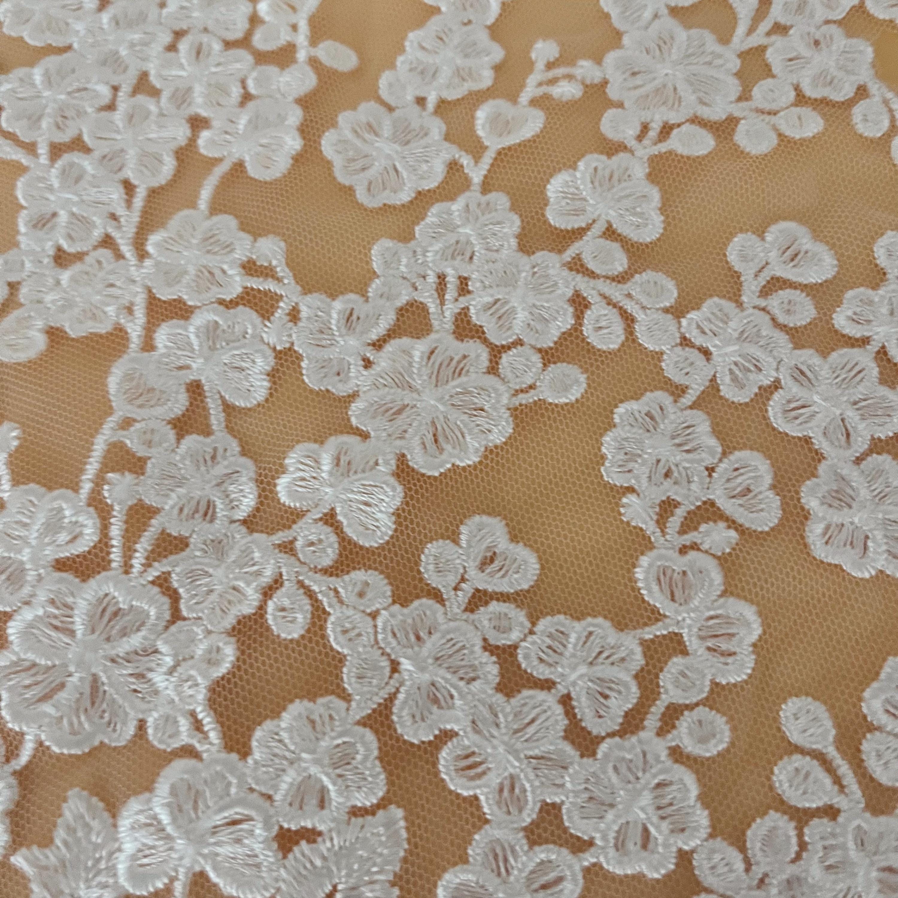 花柄レースアップリケ：オフホワイトチュール刺繍（21.25x11.02インチ