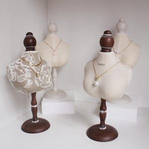 Mannequin Necklace Display Stand: Jewelry Bust Model