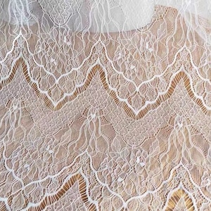 Tissu dentelle chantilly blanc cassé : 59 po. de large, dentelle pour robe de mariée