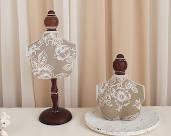 Mannequin Necklace Display Stand: Jewelry Bust Model