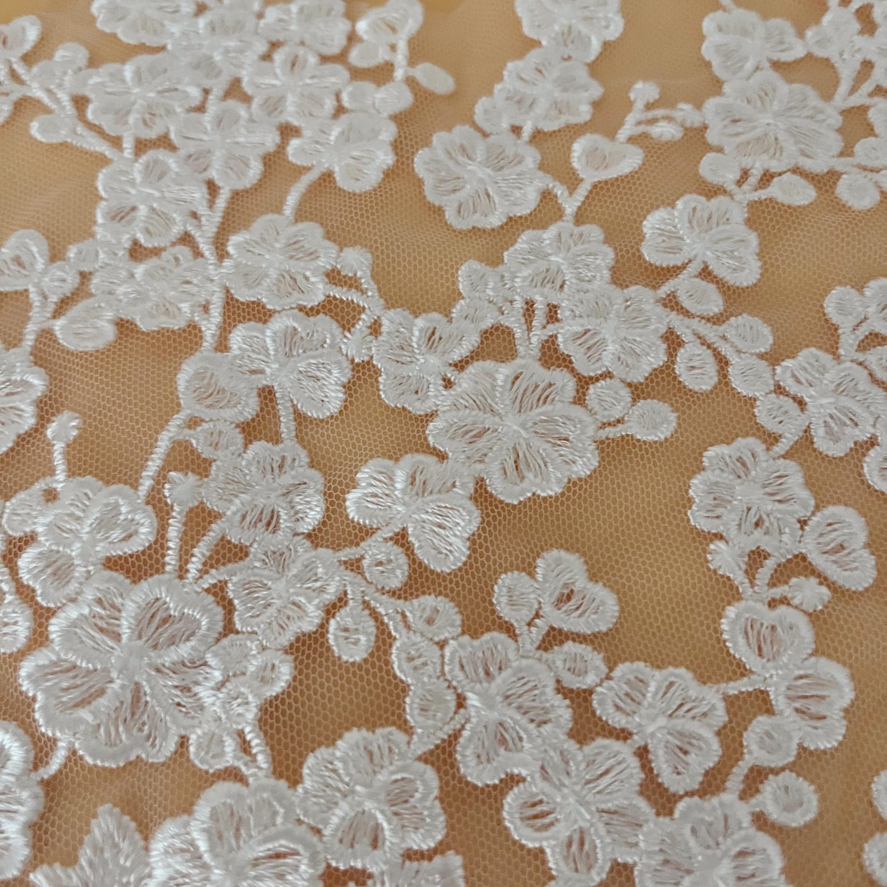花柄レースアップリケ：オフホワイトチュール刺繍（21.25x11.02インチ