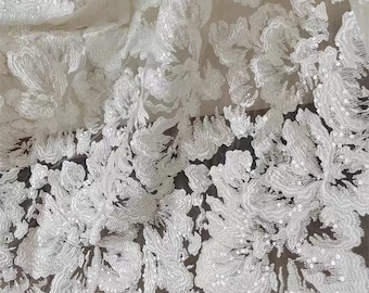 Tela de encaje de lujo con bordado de lentejuelas y flores: Alta costura nupcial, color blanco roto, cortada a medida.