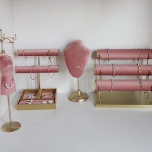 Smyckesdisplay i rosa flanell: Halsbandsställ, fotorekvisita
