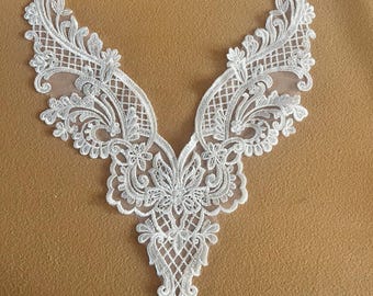 Colletto da sposa in pizzo ricamato: applicazione di paillettes bianco sporco