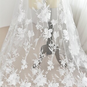 Tissu de dentelle de fleur de mariée de broderie de haute qualité, tissu de dentelle florale en maille de tulle pour robe de mariée par verge