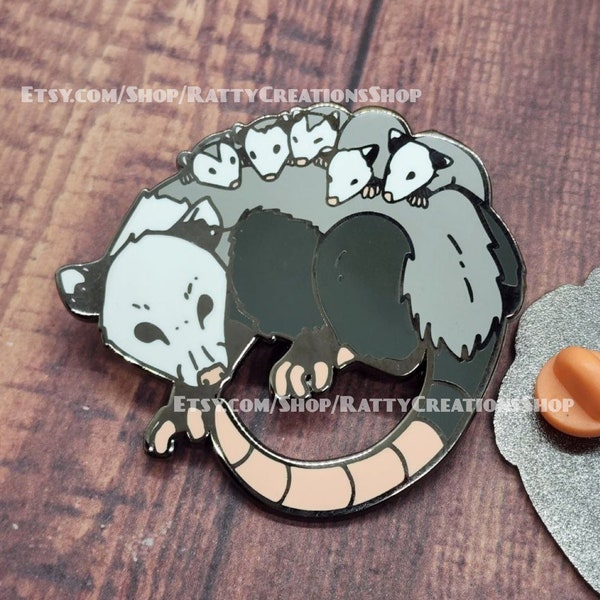 Mama Opossum harde emaille pin 2 inch