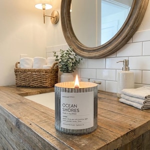 Puede incluir: Un letrero de madera r&uacute;stica con la frase "Welcome to our home" en letras blancas. El letrero presenta un acabado envejecido, ideal para la decoraci&oacute;n de la entrada.