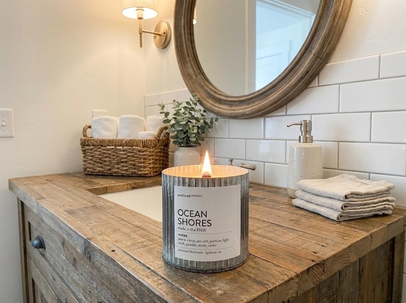 Puede incluir: Un letrero de madera r&uacute;stica con la frase "Welcome to our home" en letras blancas. El letrero presenta un acabado envejecido, ideal para la decoraci&oacute;n de la entrada.