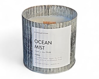 Vela Ocean Mist con mecha de madera, aroma costero de sal marina con jazmín y almizcle, decoración fresca para casas de playa.