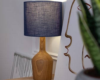 Handgedraaide eiken tafellamp / houten lamp / Mid Cantury moderne stijl / Scandinavische stijl