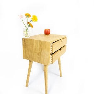 Mesita de noche de roble macizo con dos cajones