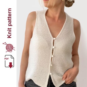 Könnte beinhalten: Eine weiße ärmellose Strickweste mit V-Ausschnitt und Knopfleiste.