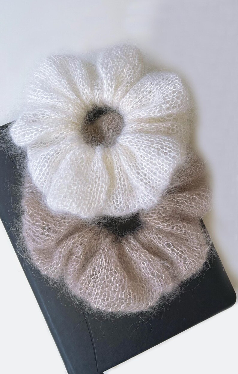 Knitting tutorial result: airy mohair scrunchie