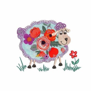 Könnte beinhalten: Ein blaues Schaf mit einem Blumenmuster und lila Besatz steht auf grünem Gras. Das Schaf hat eine rosa Nase und schwarze Augen. Eine einzelne rote Blume wächst neben dem Schaf.