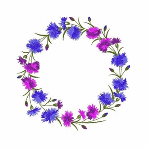 Puede incluir: Una corona de flores azules y moradas con hojas verdes. Las flores están dispuestas en círculo y están rodeadas de hojas verdes.