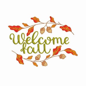 Puede incluir: Diseño de bordado de Bienvenida Otoño con letras verdes y una corona de hojas naranjas y rojas con bellotas marrones.