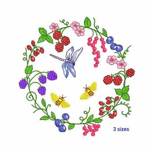 ベリーリースの機械刺繍デザイン 3 サイズ、丸いリースのデジタル刺繍、トンボとミツバチの入った花のリースの機械刺繍ファイル