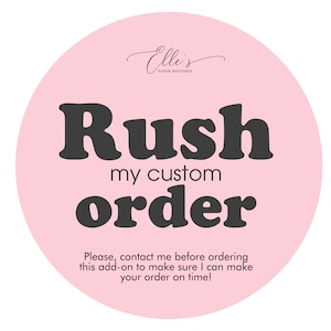 Peut inclure: Cercle rose avec le texte "Olli's Paper Boutique" en cursive en haut. Le texte "Rush my custom order" est en grandes lettres noires, en gras. En dessous du texte, un message indique "Veuillez me contacter avant de commander cet ajout pour vous assurer que je peux réaliser votre commande à temps !"