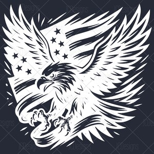 Pode incluir: Gr&aacute;fico a preto e branco de uma &aacute;guia com as asas abertas, segurando uma faixa. A &aacute;guia est&aacute; posicionada em frente a uma bandeira americana estilizada com estrelas e listras. O design tem um tema patri&oacute;tico.