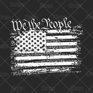 Puede incluir: Un gr&aacute;fico blanco desgastado de la bandera estadounidense con las palabras "We the People" en una fuente estilizada encima. El fondo es negro.
