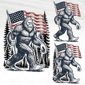 Op de afbeelding: Een zwart-wit illustratie van Bigfoot met een Amerikaanse vlag, tegen een achtergrond van dennenbomen. Het ontwerp toont een gedetailleerde weergave van het mythische wezen, met de vlag die op de achtergrond wappert.