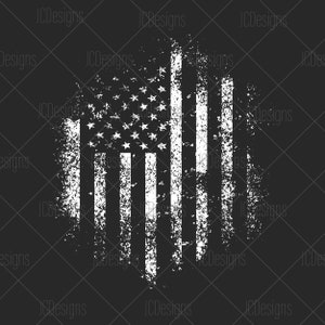 Peut inclure: Drapeau américain blanc vieilli sur fond noir. Le drapeau présente des étoiles et des rayures avec une esthétique vintage et usée. Un symbole patriotique pour vêtements ou décoration intérieure.