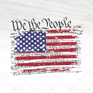 Może przedstawiać: Zniszczona flaga amerykańska z napisem "We the People" w stylu vintage. Flaga jest nałożona na wyblakły dokument z tekstem.