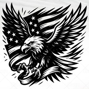Pode incluir: Gr&aacute;fico a preto e branco de uma &aacute;guia careca americana com as asas abertas, segurando uma faixa. A &aacute;guia est&aacute; definida contra um fundo da bandeira americana, com estrelas e listras. O design &eacute; arrojado e patri&oacute;tico.