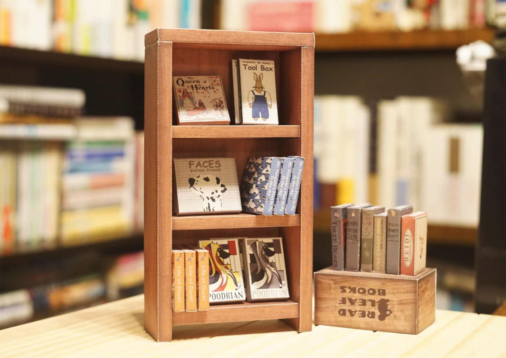Odoria Étagère à Livres Miniature 1/12 – Set De 73 Pièces – Bibliothèque Victorienne En Bois Blanc, Fournitures Scolaires