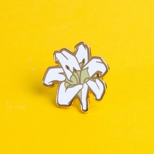 White Lily Flower Pin | Lapel Brooch for Flower Lovers and Plant Moms, Floral Gift for Her, White & Gold, Accessory for Dress or Backpack