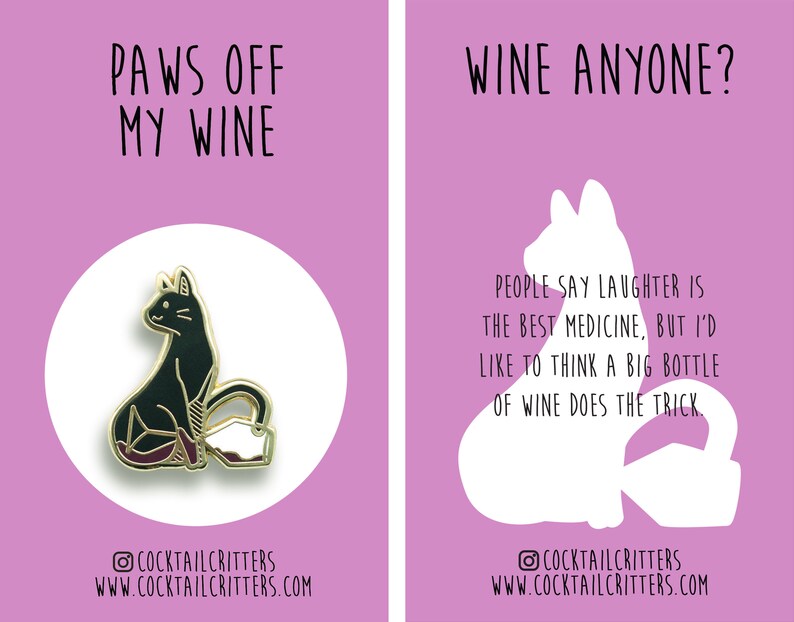 Puede incluir: Un pin de esmalte dorado con un gato negro sentado con una copa de vino. El texto "PAWS OFF MY WINE" est&aacute; por encima del gato. El texto "COCKTAILCRITTERS WWW.COCKTAILCRITTERS.COM" est&aacute; debajo del gato.