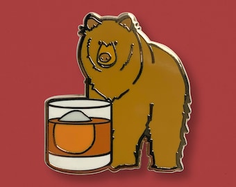 Pin de esmalte Big Bear Bourbon: Pin de solapa Cocktail Critters