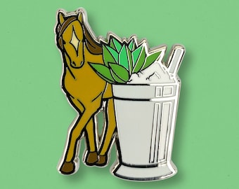 Pin de esmalte Kentucky Julep: Caballo y cóctel, bañado en plata