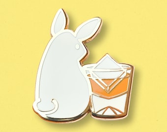 Pin de esmalte de whisky de conejo: dije de conejito bañado en oro