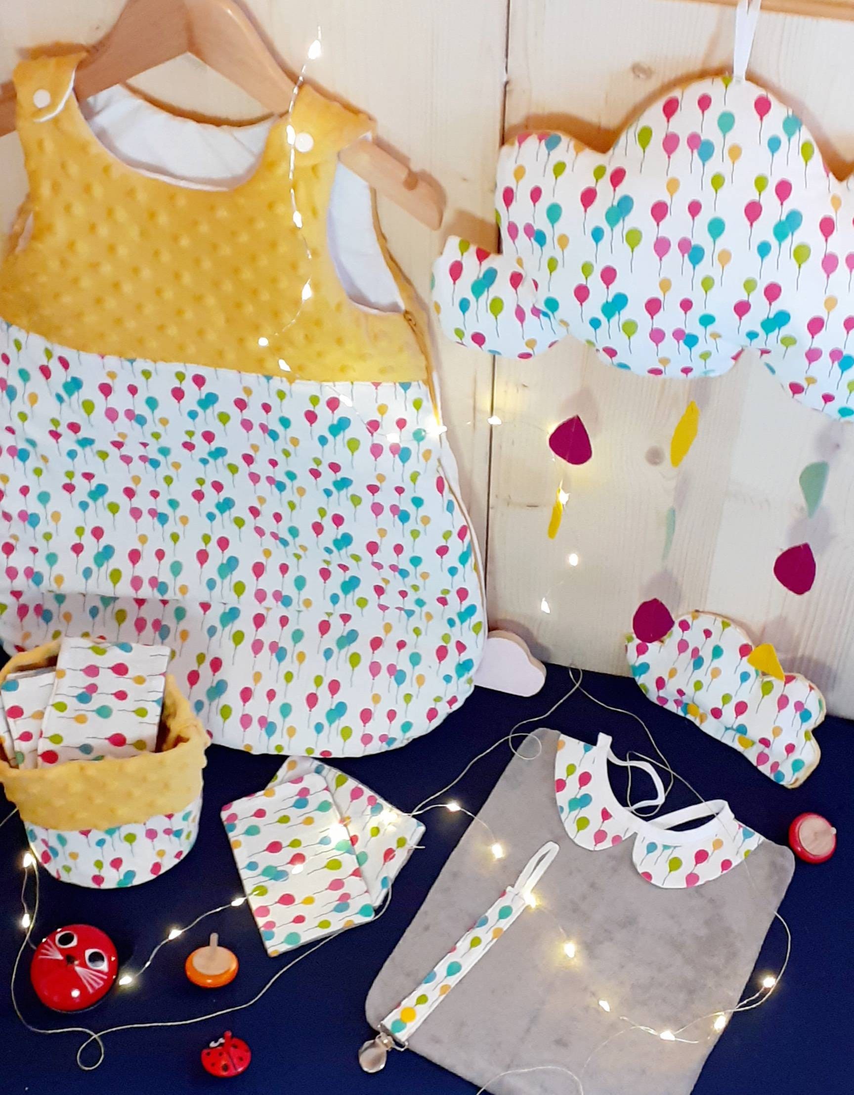 Ensemble de Naissance Ballons - Gigoteuse + Bavoir Attache Sucette Pochon 6 Lingettes Lavables Mobil