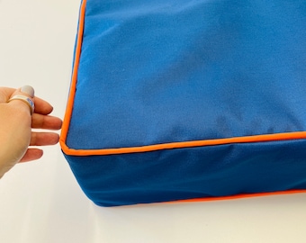 Funda de cojín azul personalizada: almohada impermeable para exteriores con ribete naranja