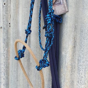 Hackamore de galope con nariz de lazo, cabezada con frontalera y riendas, brida sin bocado