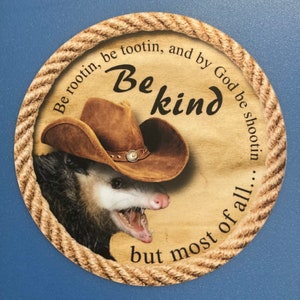 BE KIND Cowboy Possum 3" adesivo circular
