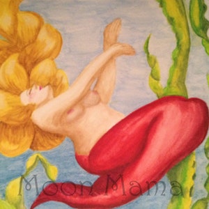 Puede incluir: Una pintura de acuarela de una sirena con cabello largo y rubio y una cola roja. La sirena está nadando en una escena submarina azul y verde. La pintura está firmada "Moon Mama".