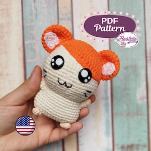 Puede incluir: Patrón de crochet amigurumi para un adorable hámster naranja y blanco. El patrón está disponible para descargar en PDF. El patrón está escrito en términos de crochet españoles.