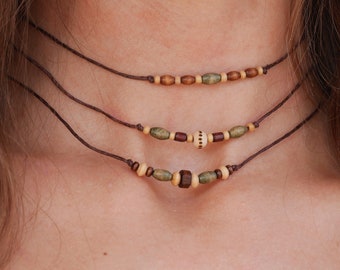 Minimalistische Choker aus kleinen Holzperlen, zierliche Perlenkette, Grüntöne, layering