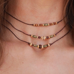 Minimalistische Choker aus kleinen Holzperlen, zierliche Perlenkette, Grüntöne, layering