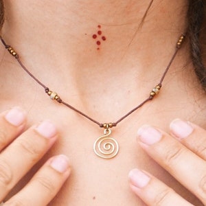Filigree pearl necklace with brass spiral Bild 2