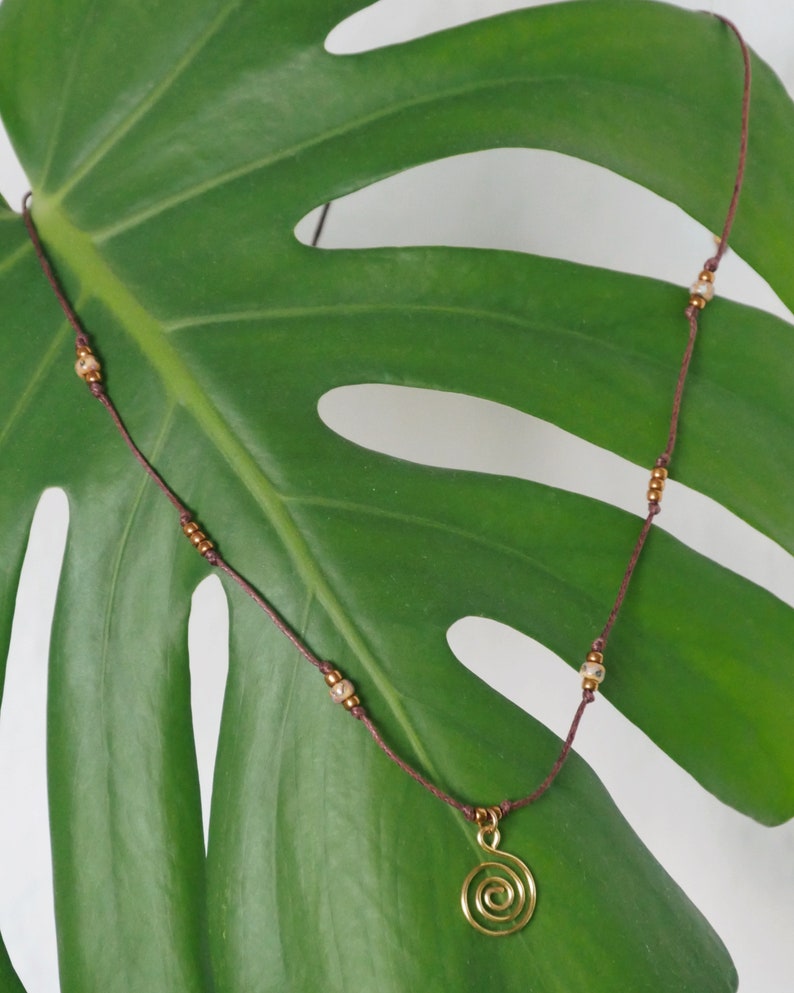 Filigree pearl necklace with brass spiral Bild 8